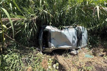 Ticari araç ile çarpışan otomobil bahçeye devrildi: 2 yaralı