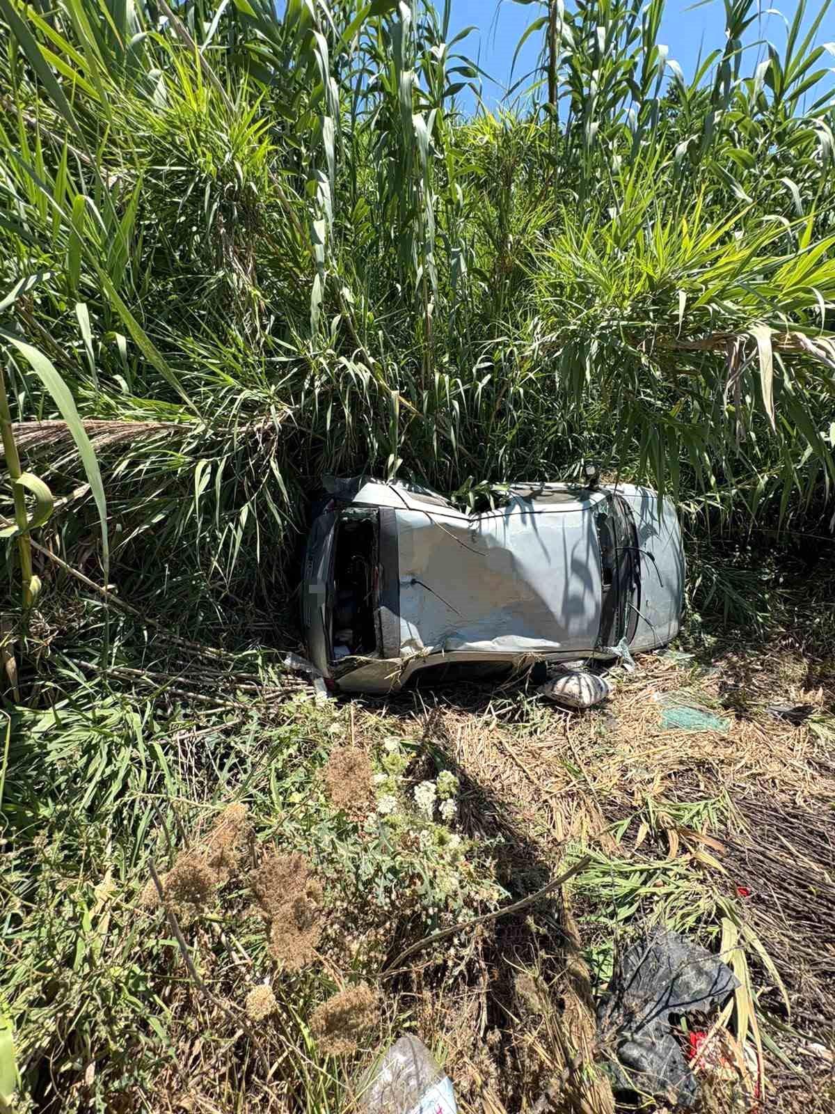 Ticari araç ile çarpışan otomobil bahçeye devrildi: 2 yaralı