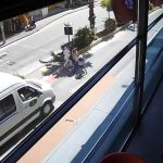 Yayaya yol veren minibüse arkadan araç çarptı, kaza anı kamerada