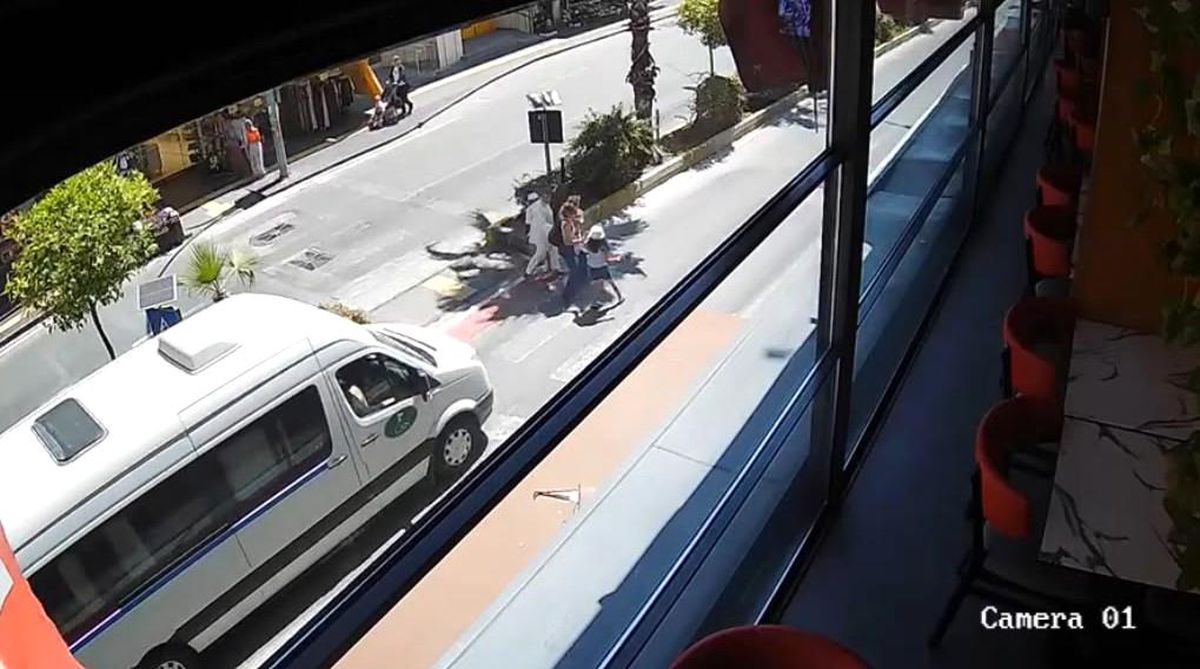 Yayaya yol veren minibüse arkadan araç çarptı, kaza anı kamerada