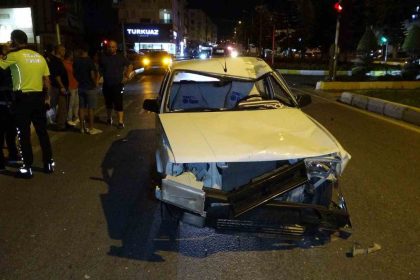 Antalya’da motosiklet ile Tofaş otomobil çarpıştı: 2 yaralı