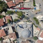 Hava kararınca nüfusunun 100 katını ağırlıyor
