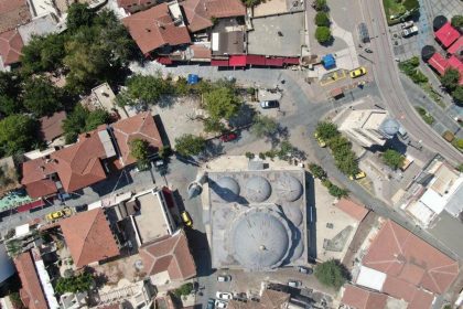 Hava kararınca nüfusunun 100 katını ağırlıyor