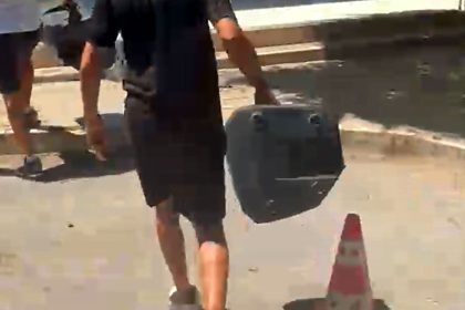 İşletmesine ceza uygulandığı gerekçesiyle malzemelerini belediye önünde ateşe verdi