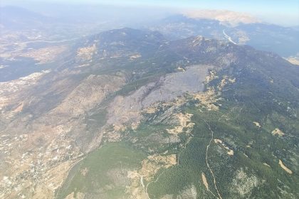 Kaş ilçesinde yanan ormanlık alan havadan görüntülendi