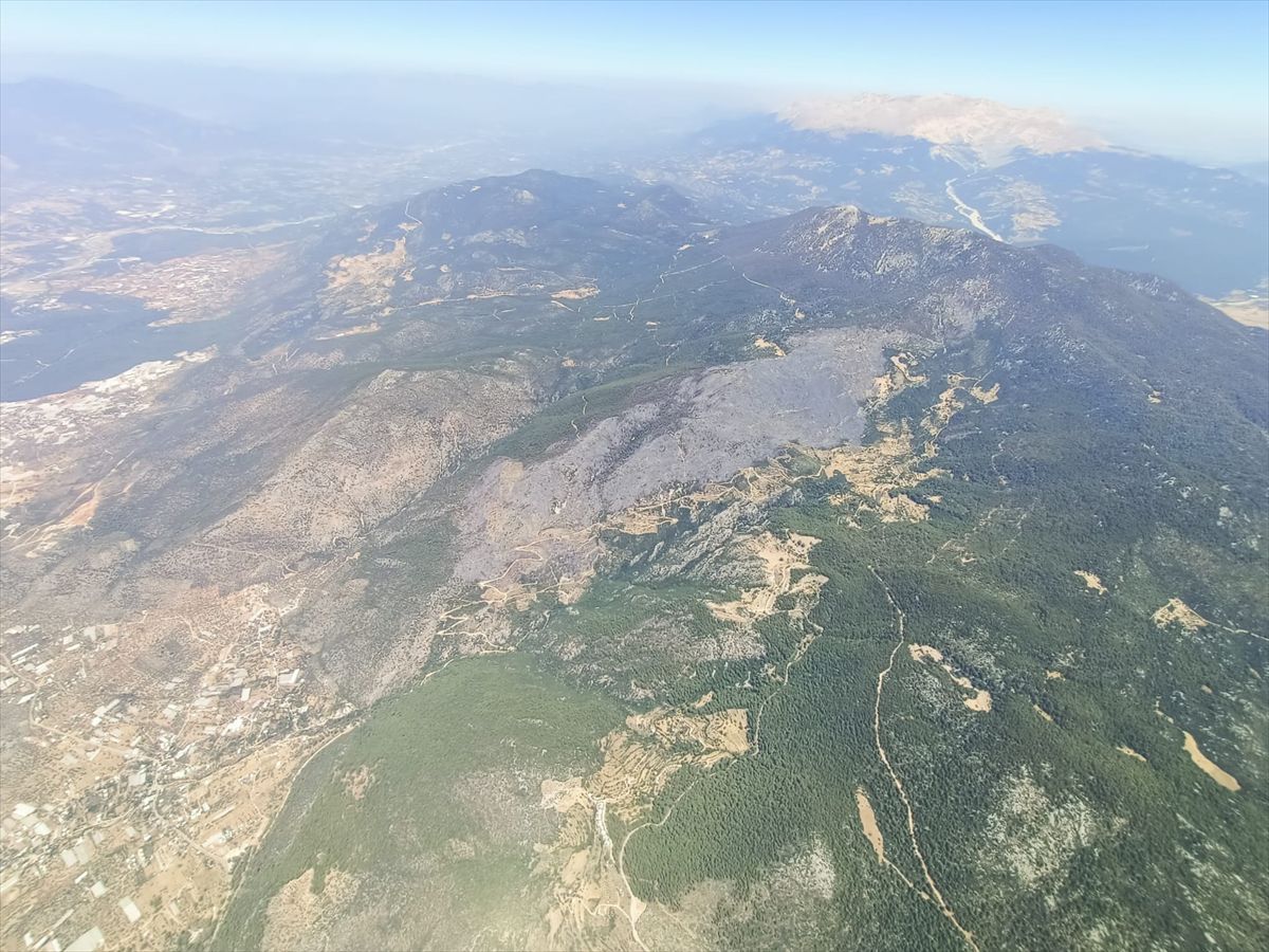 Kaş ilçesinde yanan ormanlık alan havadan görüntülendi