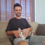 Klimada mahsur kalan kedi plaj çantasıyla kurtarıldı