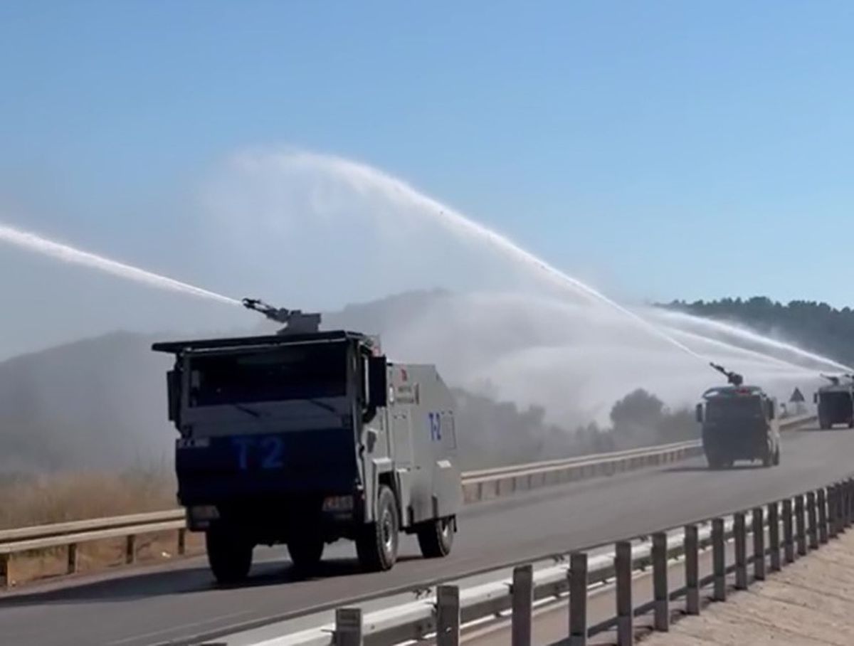 Kontrol altına alınan orman yangınında peş peşe sıralanan TOMA’ların müdahalesi