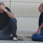 Oğlunu cenaze aracına koydu, dizlerinin üzerine çöküp feryat etti: Ciğerimi yaktın