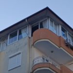 Şiddetli rüzgarda yerinden kopan pencere 5. kattan düştü