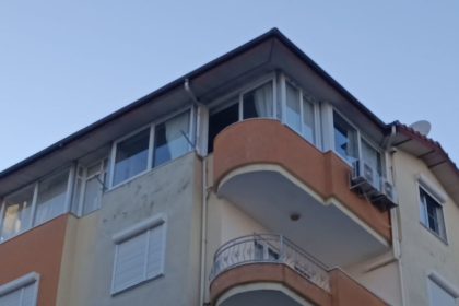 Şiddetli rüzgarda yerinden kopan pencere 5. kattan düştü