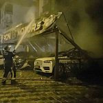 Antalya’da oto galeride yangın: 4 araç ve apartman hasar gördü