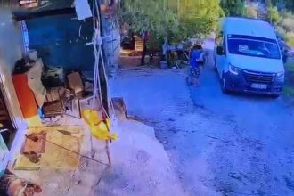 Geri manevra yaptığı araçla 1,5 yaşındaki oğlunun ölümüne sebep oldu