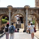 Hadrian Kapısı: 1900 Yıllık Tarih ve Işıkla Buluşan Mimari