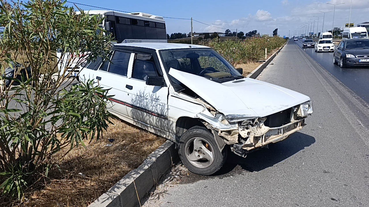 Manavgat’ta kaza yapan araç refüjde asılı kaldı