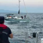 Motoru arızalanıp sürüklenen teknedeki İsrail uyruklu 2 kişiyi Sahil Güvenlik ekipleri kurtardı