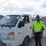 Trafik Polisinden Eşini Yolda İndiren Sürücüye Bulaşık Yıkama Cezası
