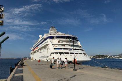 Bahama bayraklı Astoria Grande, 365 yolcuyla Kuşadası